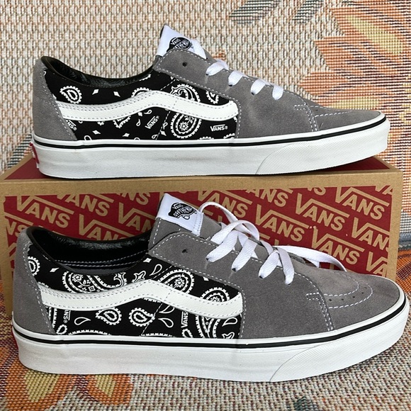 Vans Men’s Sk8-Low
Paisley Gray/True White
VN0A5KXDBGJ
Sneakers - Picture 1 of 16